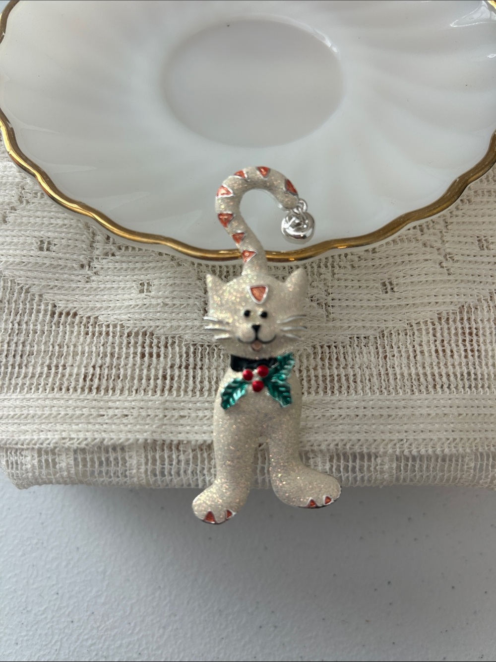 Vintage Christmas cat holiday brooch pin
